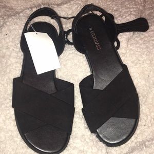 Black sandals crisscrossed